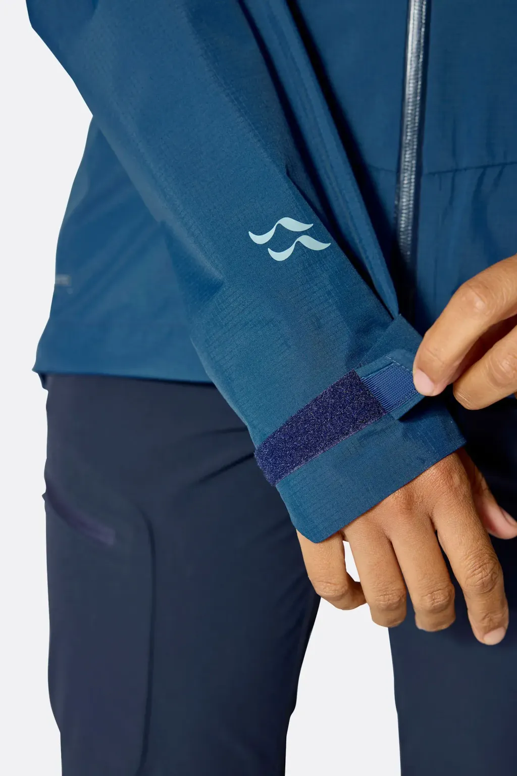 womens_downpour_mountain_jacket_tempestblue_qwi_12_tmb_model_5412