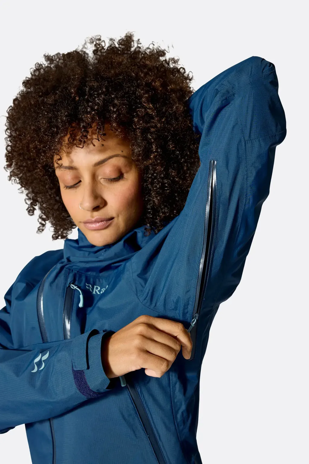 womens_downpour_mountain_jacket_tempestblue_qwi_12_tmb_model_5389