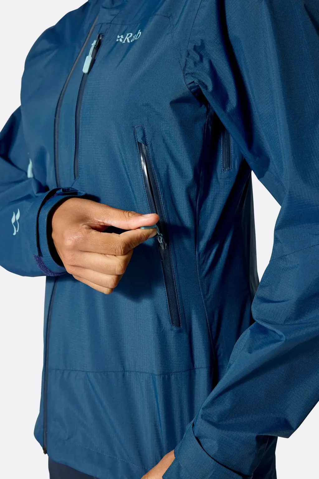 womens_downpour_mountain_jacket_tempestblue_qwi_12_tmb_model_5385