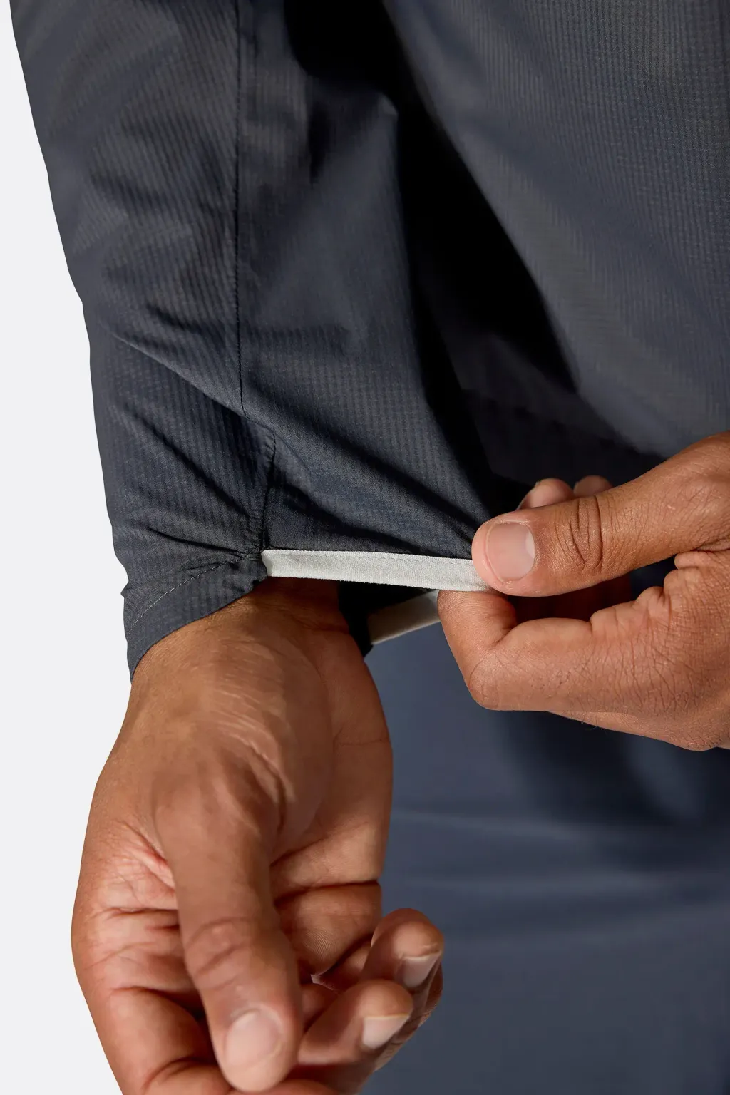 downpour_trail_ligth_jacket_lightzinc_anthracite_qwi_18_lza_model_16759