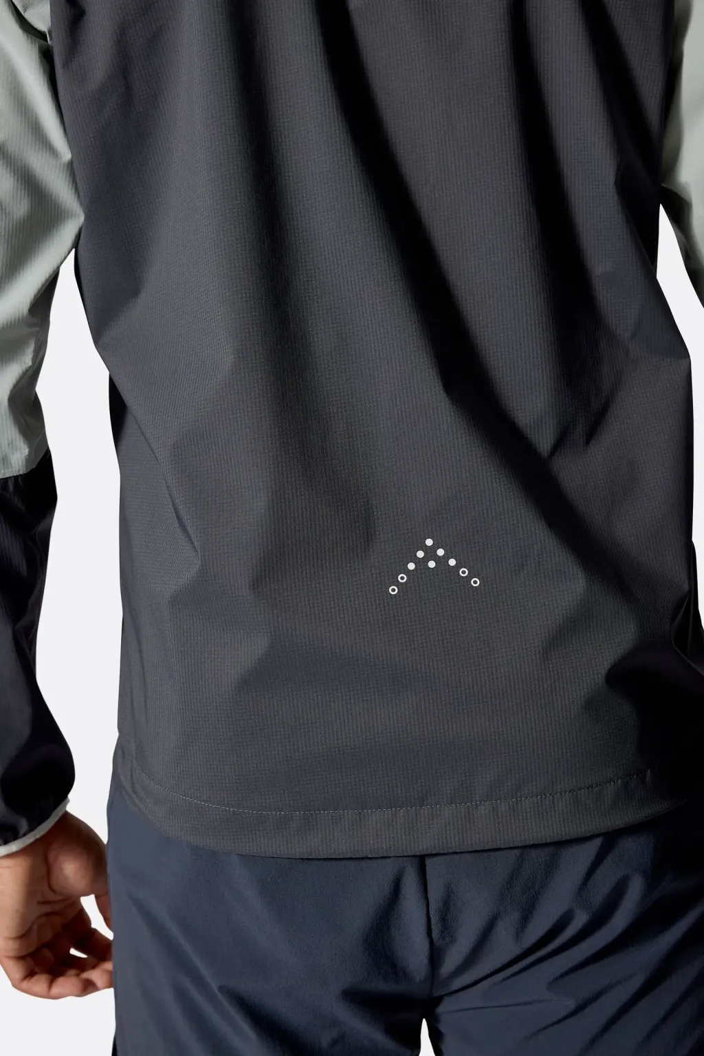 downpour_trail_ligth_jacket_lightzinc_anthracite_qwi_18_lza_model_16750