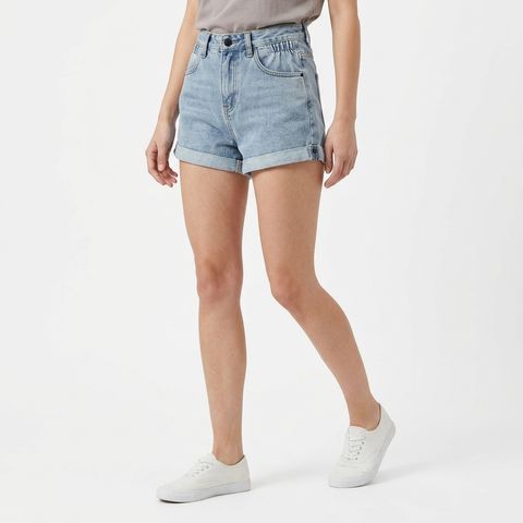 Model_wearing_pants_202605251124