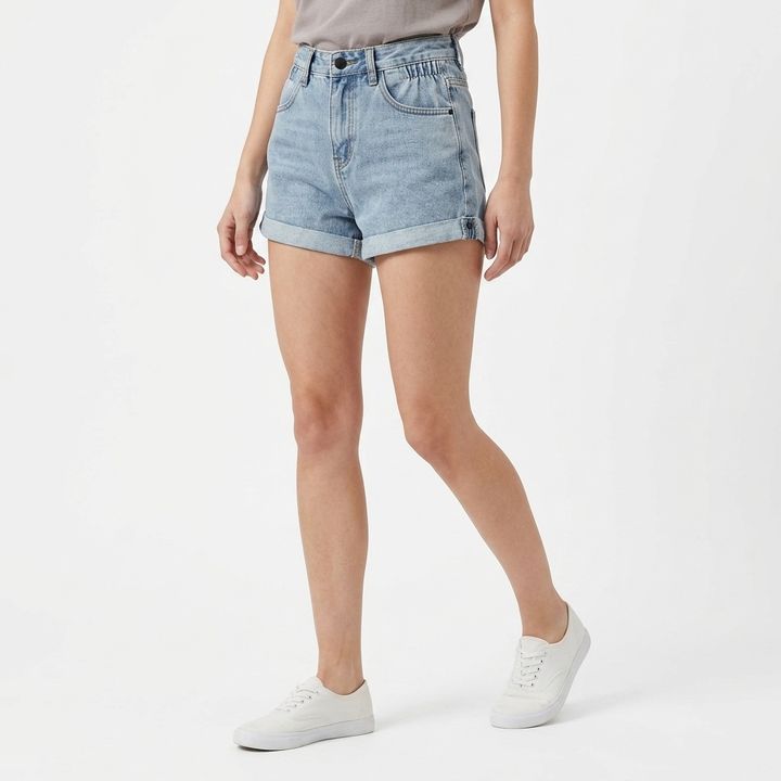 Model_wearing_pants_202605251124