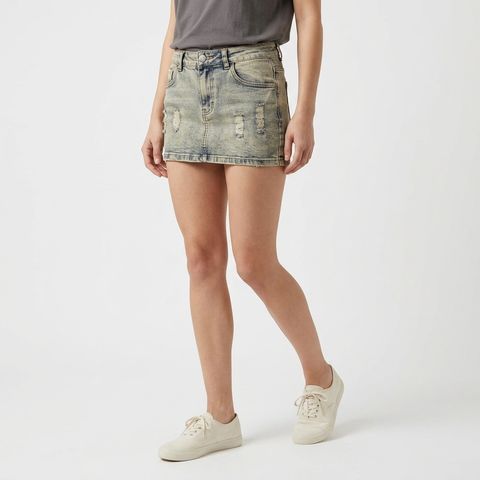 Model_wearing_pants_202605261338 (1)
