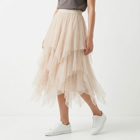 Model_wearing_pants_202605311341