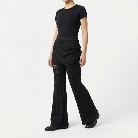 Woman_wearing_skirt_and_footwear_202606061520