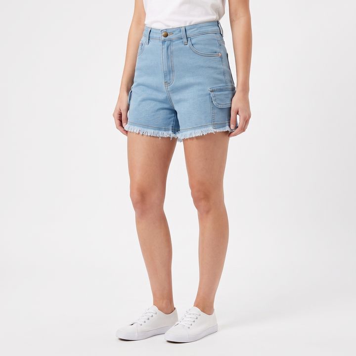 Woman_wearing_skirt_and_footwear_202607132001 (1)