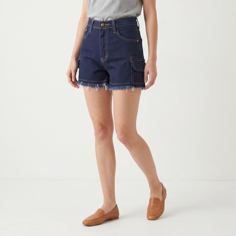 Woman_wearing_skirt_and_footwear_202607132012