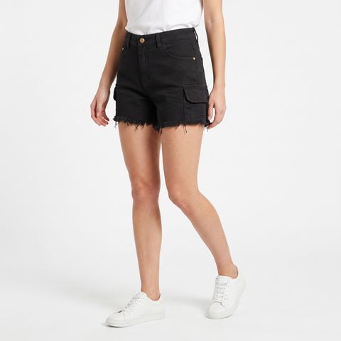 Woman_wearing_skirt_and_footwear_202607132018 (1)