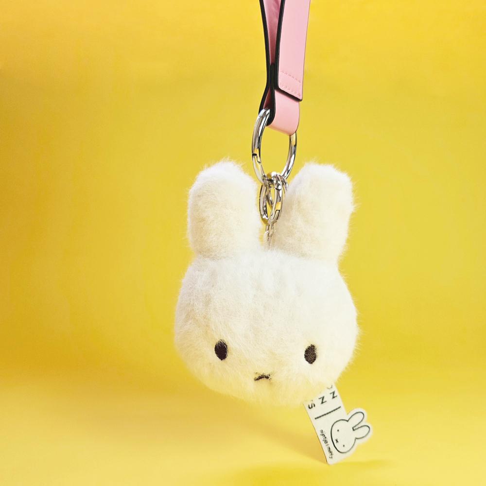 24205103-ECO Fuzzy Offwhite Bag Charm-9