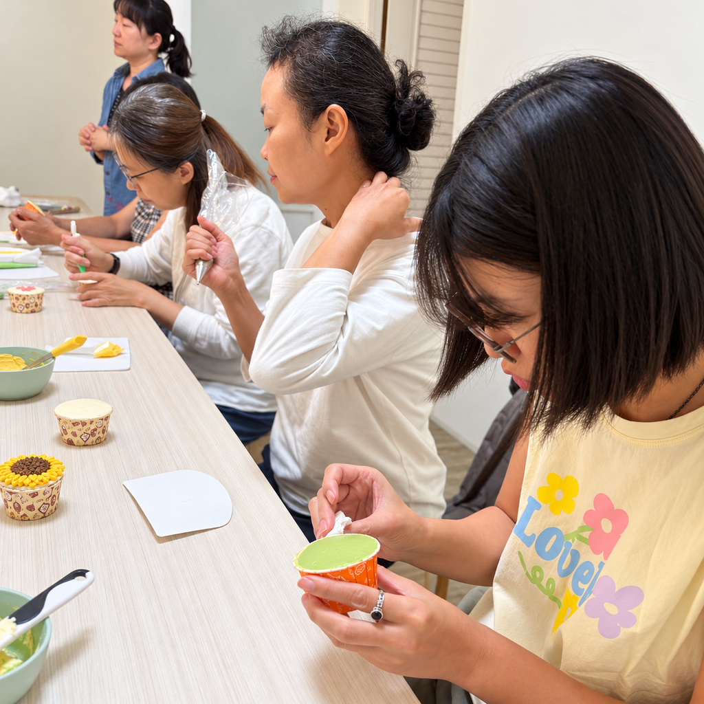 烘焙課中的綠色糖霜杯子蛋糕