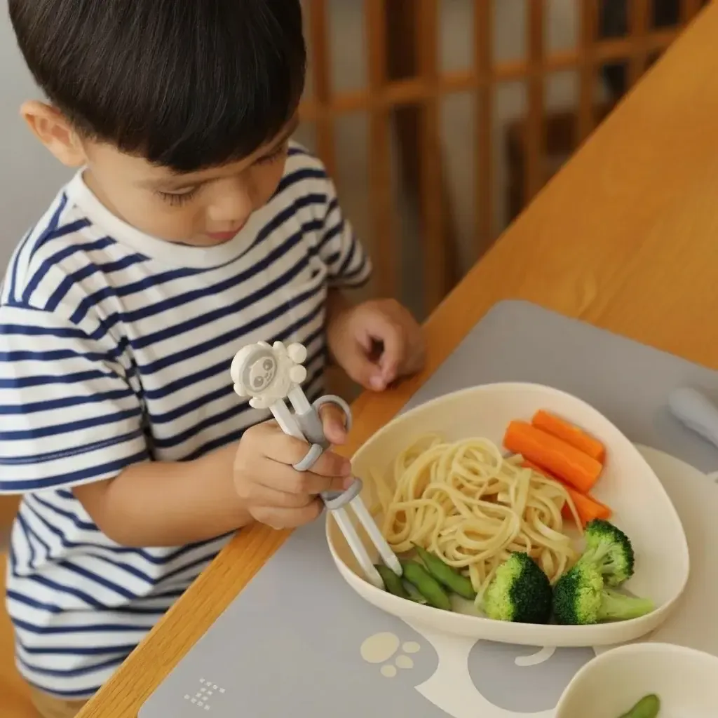boy_holding_the_panda_chopsticks