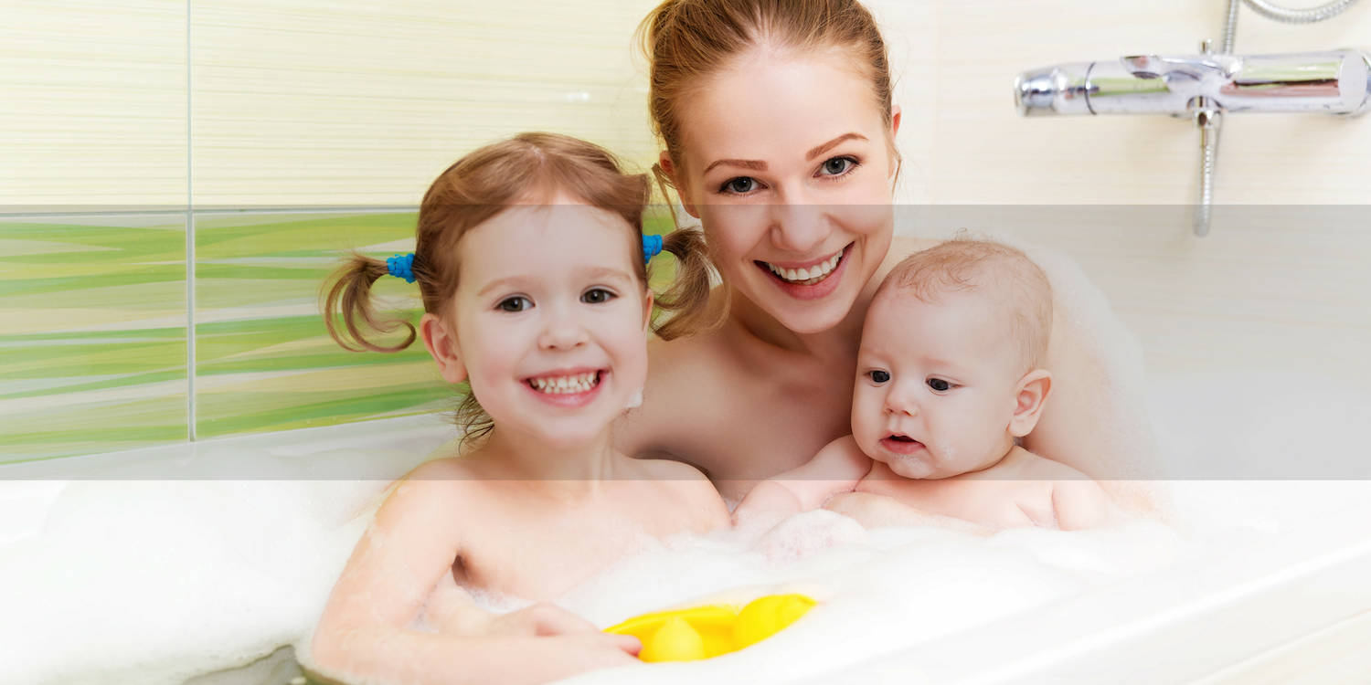 Помог маме в ванной. Мама купается с детьми в ванной. Совместное купание с мамой. Совместное купание с мамой в ванной. Мама и малыш купаются.