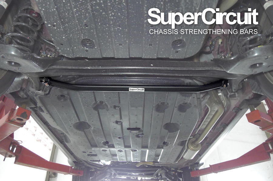 SUPERCIRCUIT rear lower bar installed to the rear lower axle of the Honda HR-V
