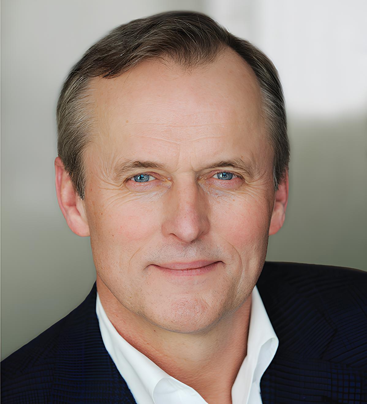 John-Grisham-Closeup-portrait