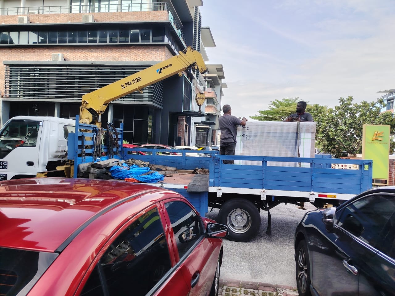 Logistics: Crane Lifting HP DesignJet XL 3800