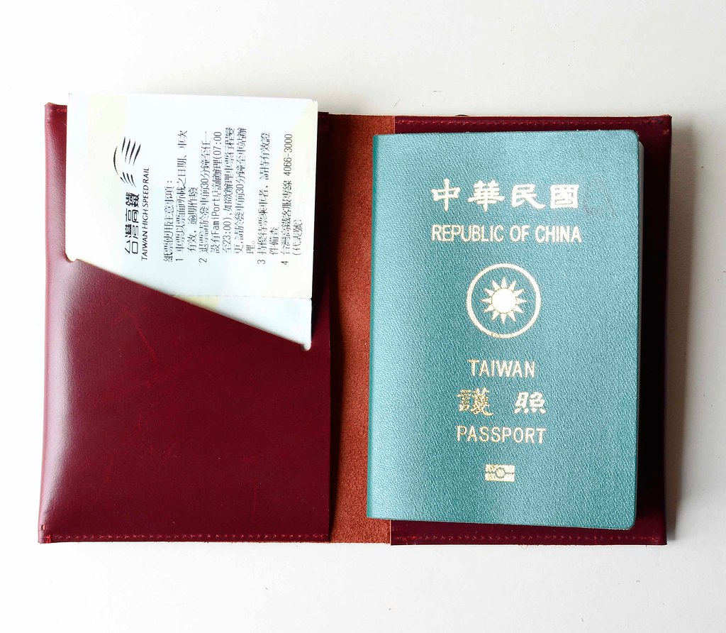 真皮 護照夾/護照套 黑色 - 【黃童的入山證】黑色牛皮護照套 皮革護照夾 出國旅遊必備 刻字