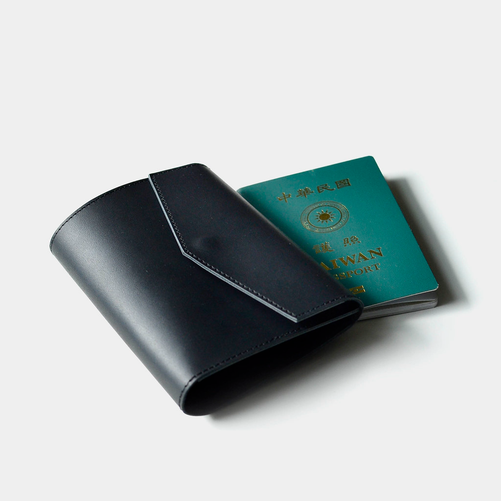 真皮 護照夾/護照套 黑色 - 【入山後的伴手禮】黑色牛皮護照套 皮革護照夾 出國旅遊必備
