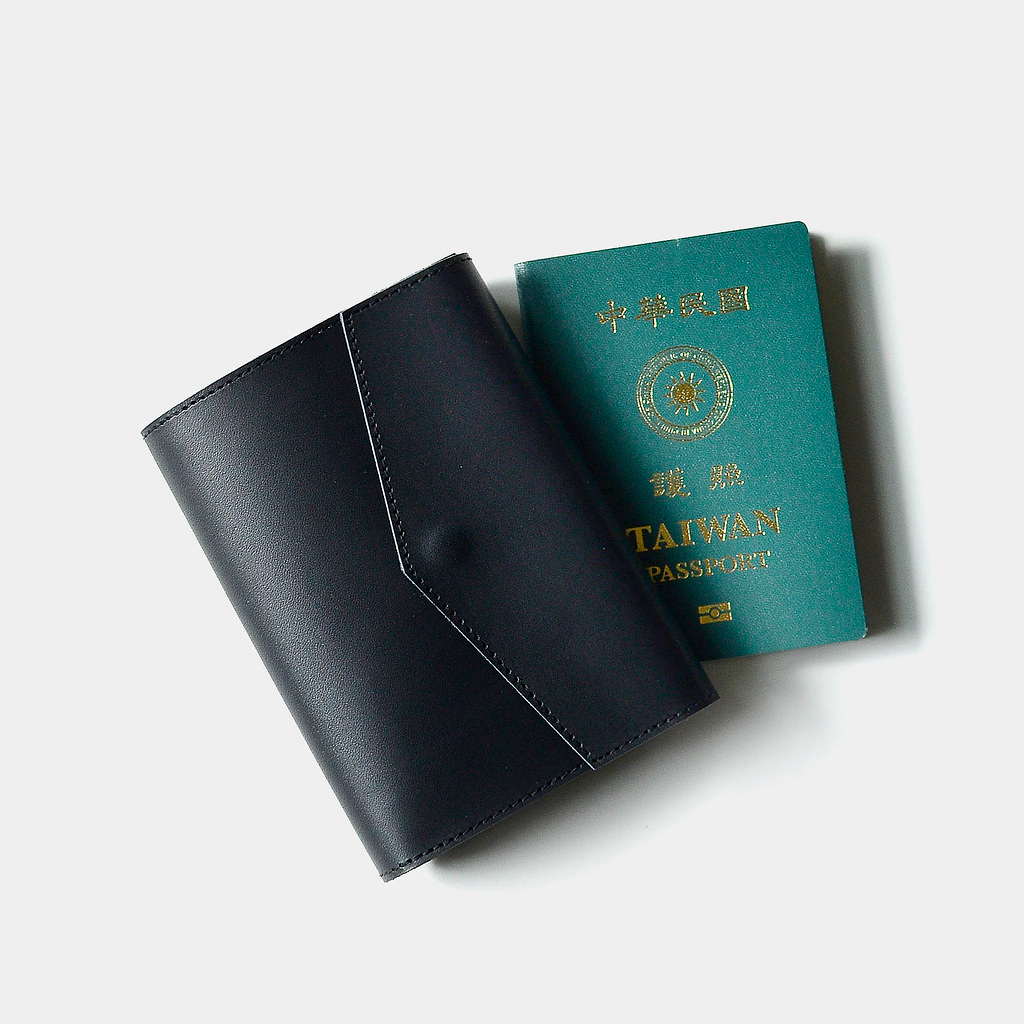 真皮 護照夾/護照套 黑色 - 【入山後的伴手禮】黑色牛皮護照套 皮革護照夾 出國旅遊必備
