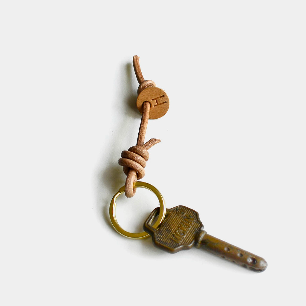 真皮 鑰匙圈/鑰匙包 卡其色 - 【村長的姓氏】皮革鑰匙圈 客製英文字母 牛皮鑰匙圈 打印烙印