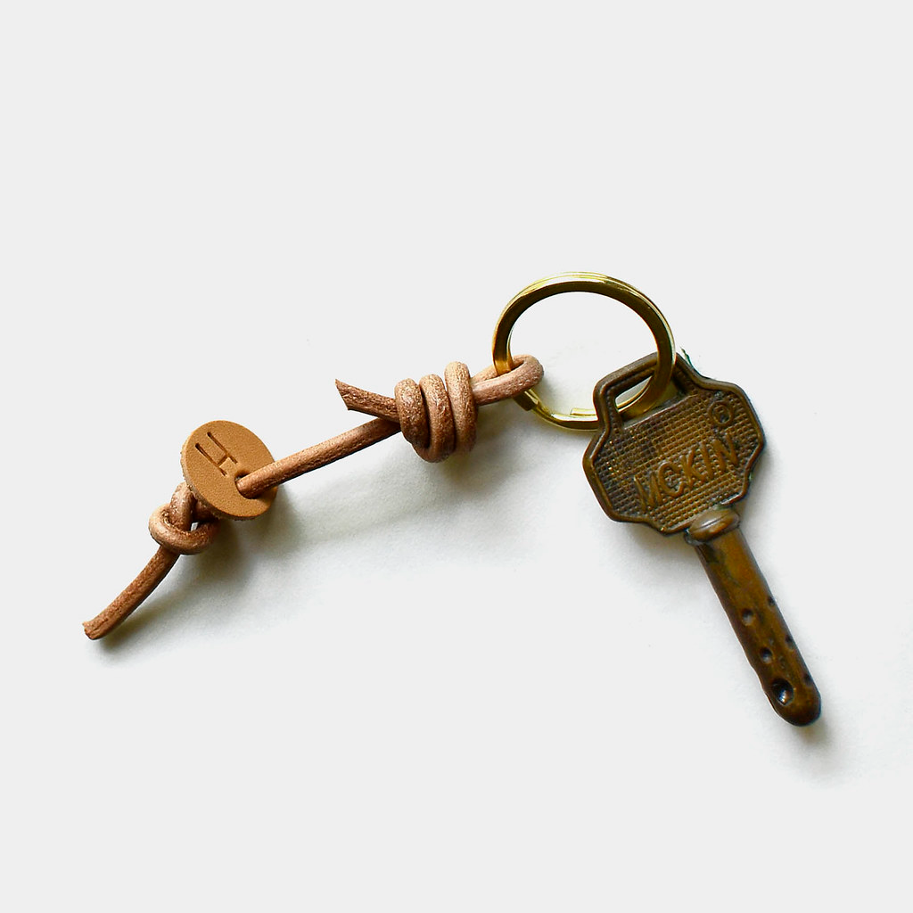真皮 鑰匙圈/鑰匙包 卡其色 - 【村長的姓氏】皮革鑰匙圈 客製英文字母 牛皮鑰匙圈 打印烙印