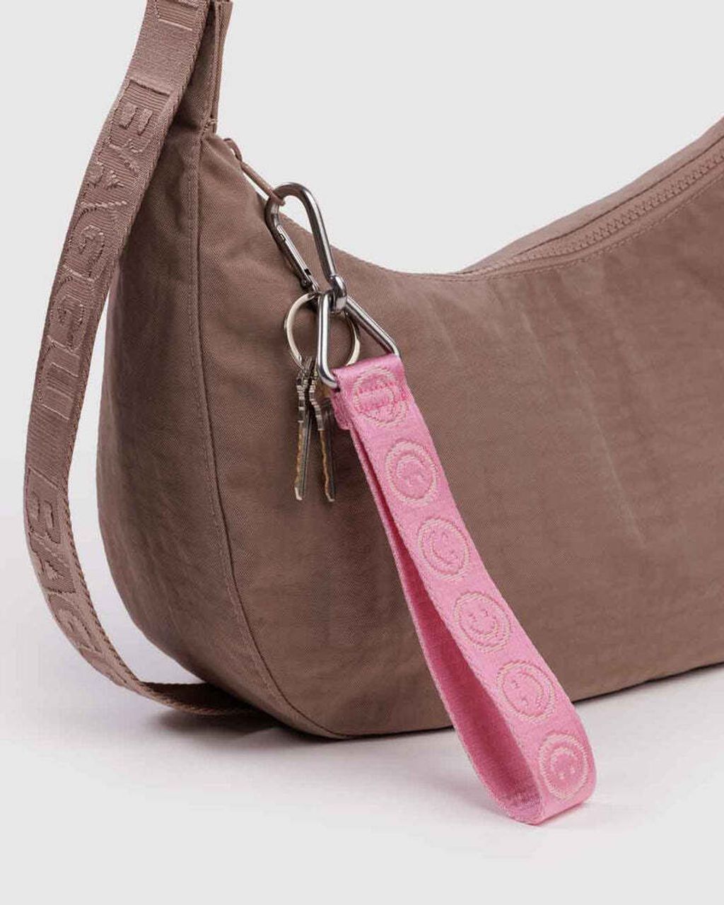 BAGGU_Logo_Keychain_Webbing_Happy_Pink_04_Keep___Kind