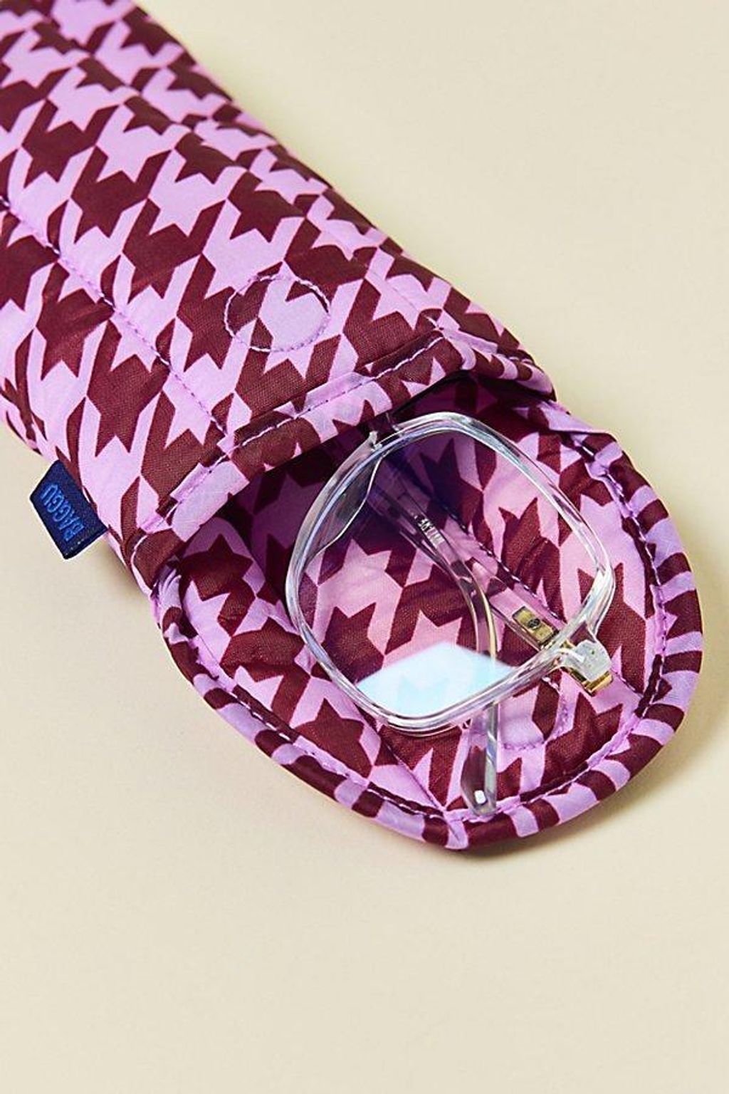 baggu-Pink-Houndstooth-Puffy-Printed-Glasses-Sleeve