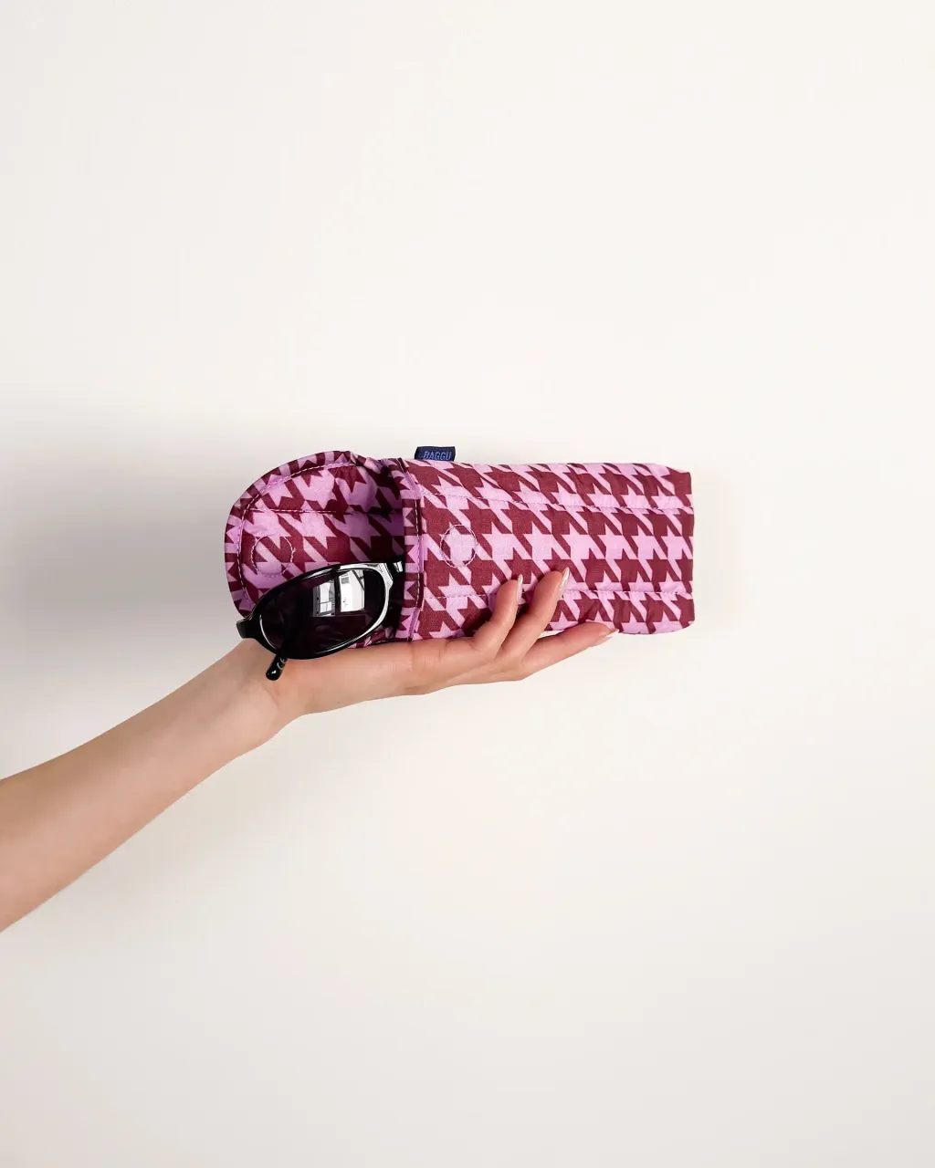 Baggu-PuffyGlassesCase-PinkHoundstooth-4_2048x2048@2x