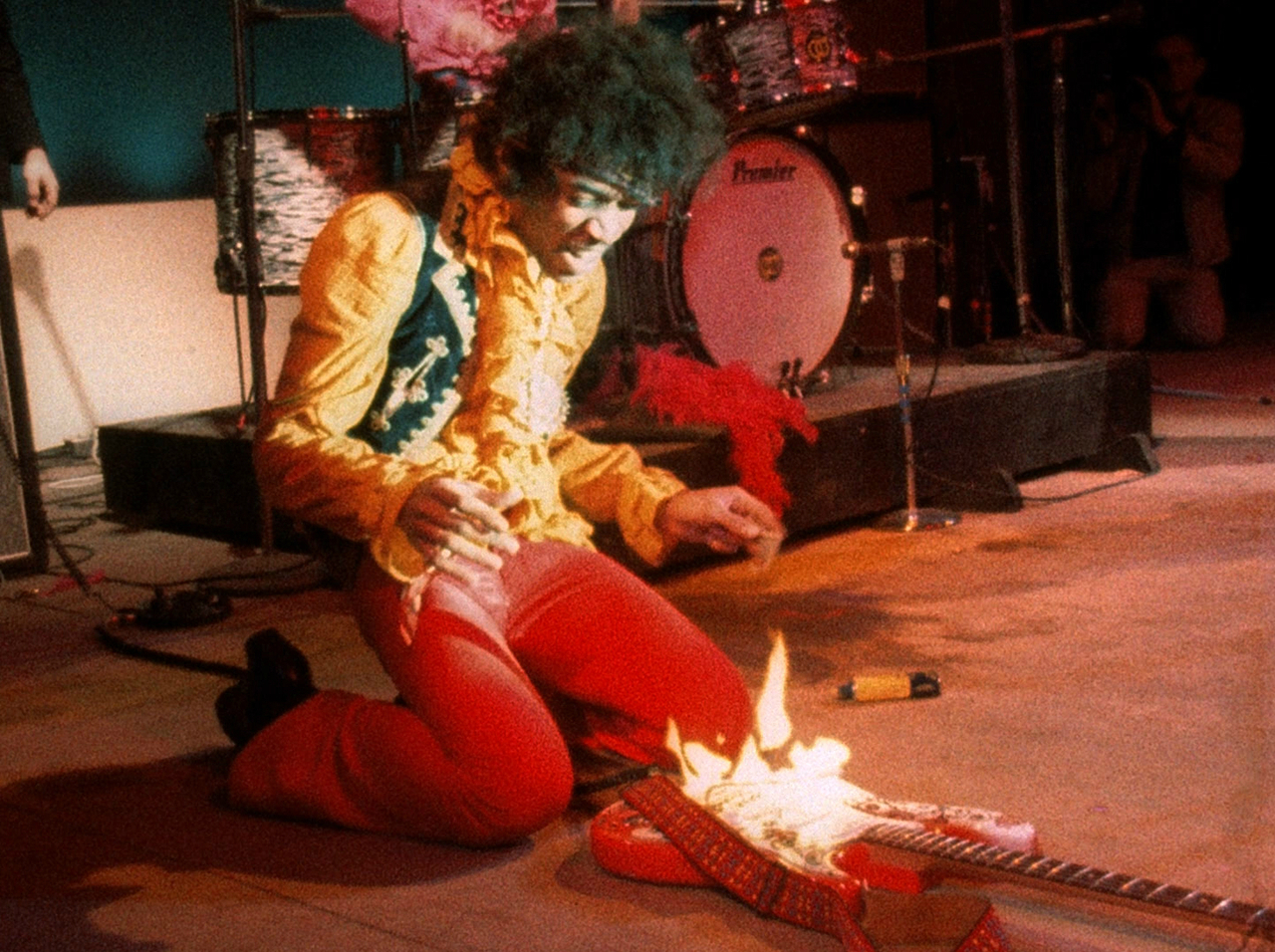 Jimi-hendrix-guitar-on-fire-monterey-live-1967.jpg