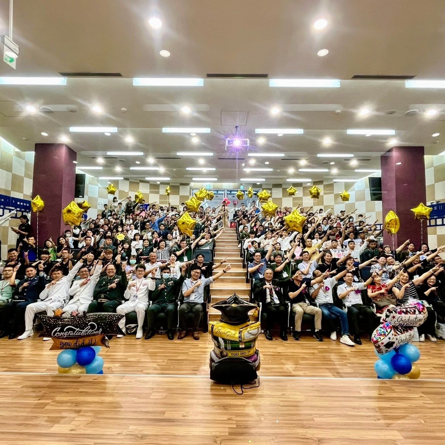 恭喜美和科技大學ROTC教育中心畢業生,要好好保衛我們的國家喔!3