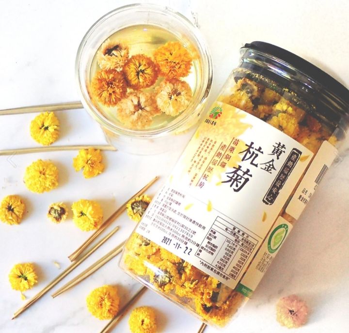 格外農品黃金杭菊乾燥花茶玻璃罐，苗栗銅鑼產銷履歷手摘無毒杭菊，沖泡熱飲展示