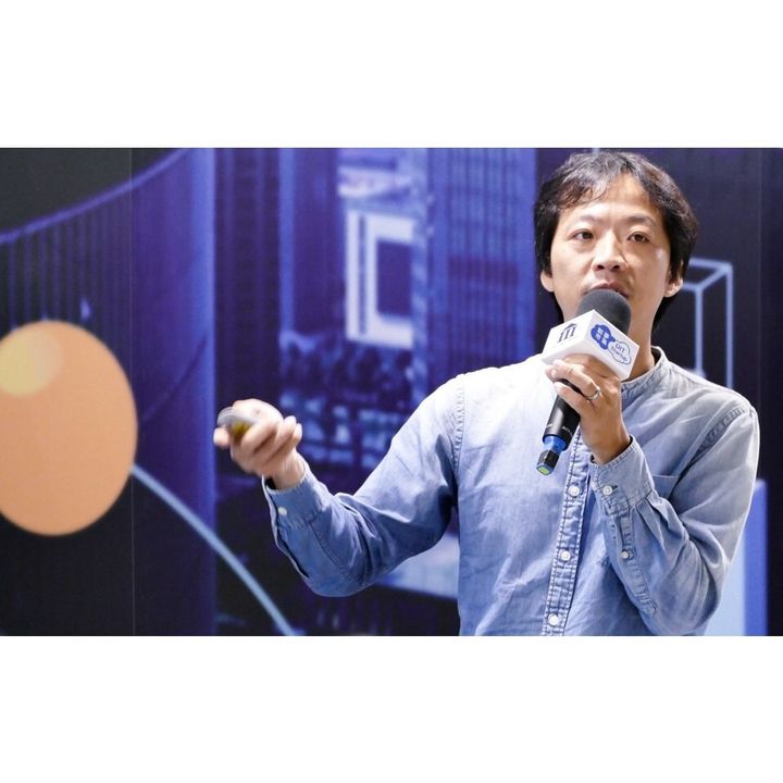 格外農品執行長游子昂手持麥克風進行企業永續講座分享