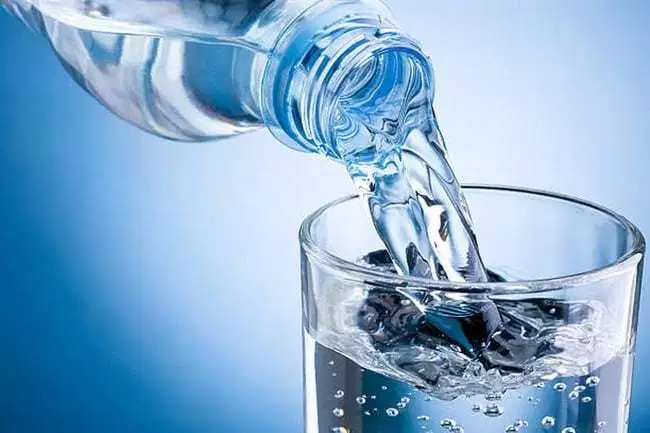 minum air rawat kulit kering