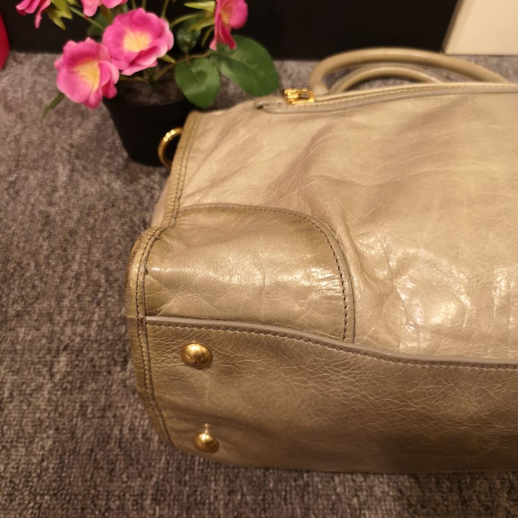 Miu Miu Vitello Shine Tote Bag (SHG-30246) – LuxeDH