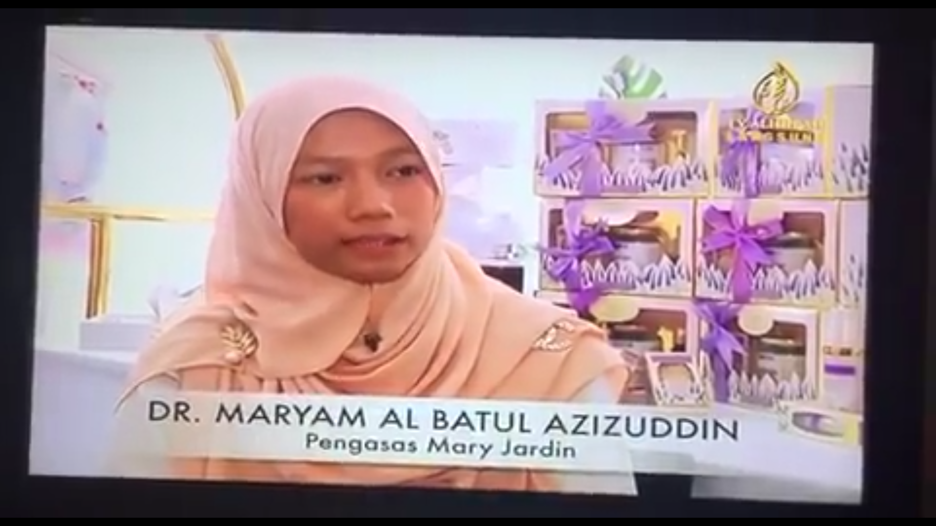 Pengasas Mary Jardin, Dr Maryam Aziz ditemuramah oleh wartawan media tv AlHijrah