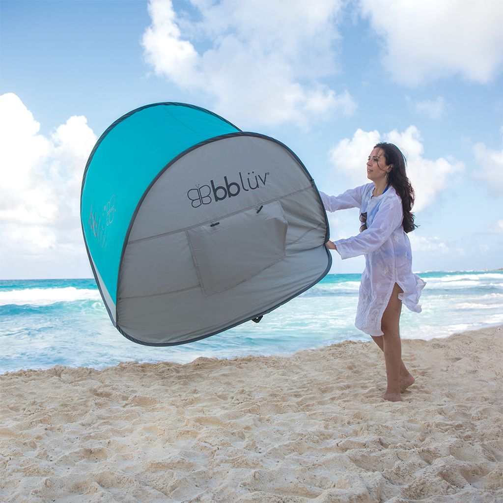 B0135_-_SUNKITO_-_Lifestyle_-_Mother_unfolding_tent_on_beach