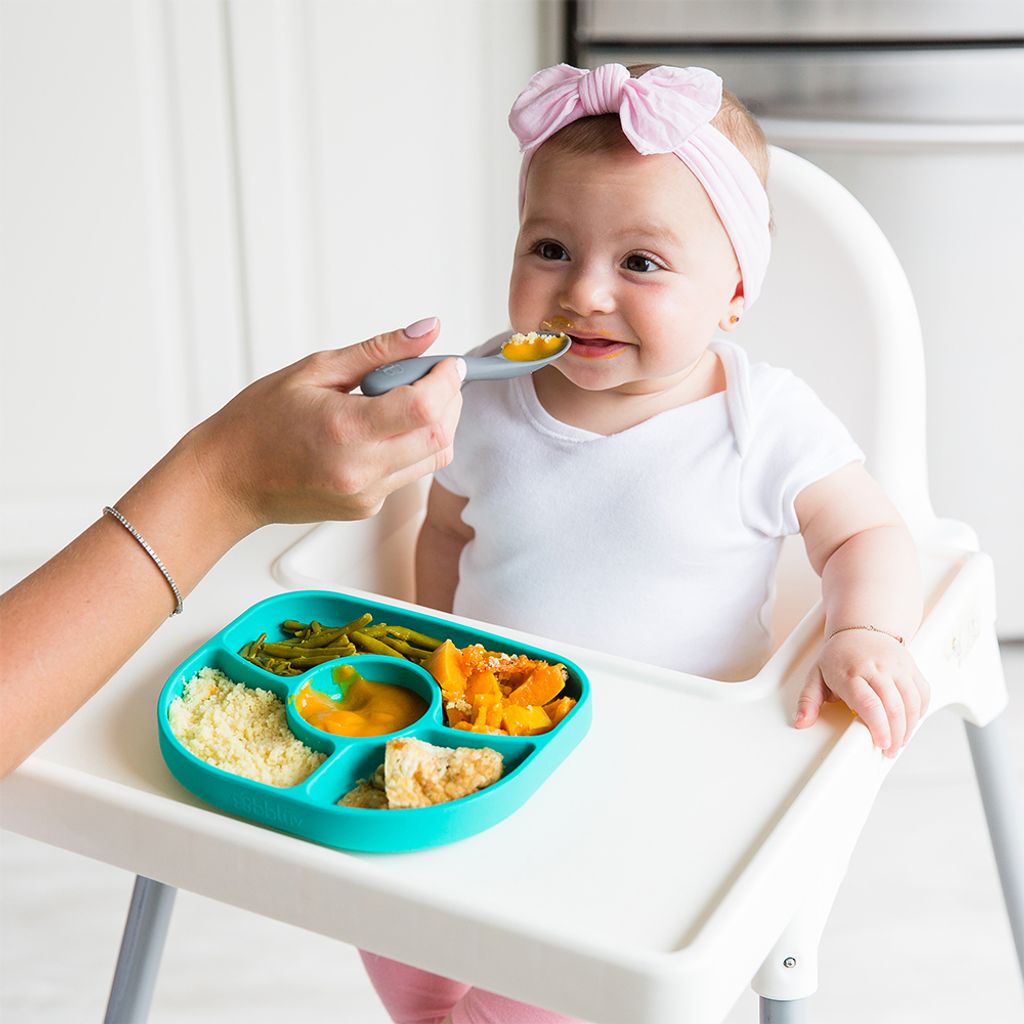 B0145-B0153_-_YUMI_-_Lifestyle_-_Baby_with_food_3