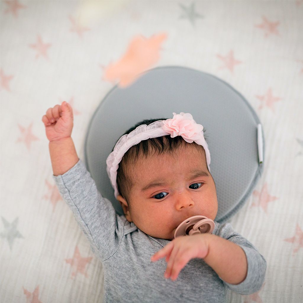B0120_-_PILO_-_Lifestyle_-_Baby_with_one_arm_in_the_air