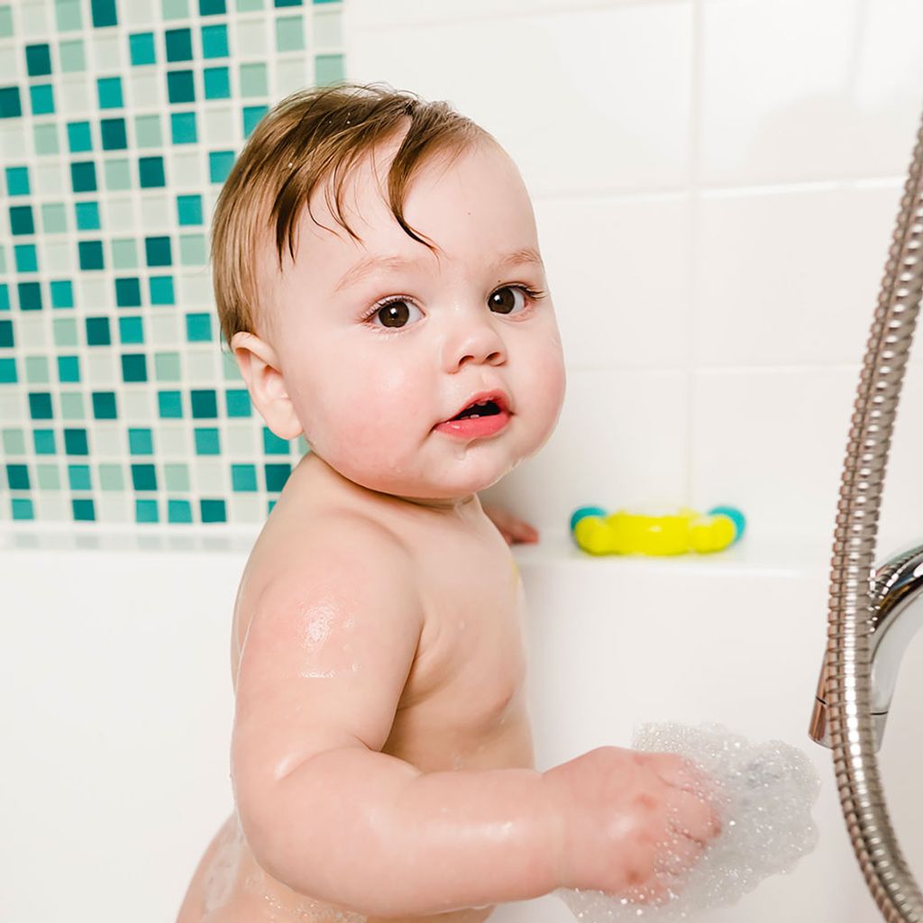 B0146_-_KRAB_-_Lifestyle_-_Baby_sitting_in_water_in_bath