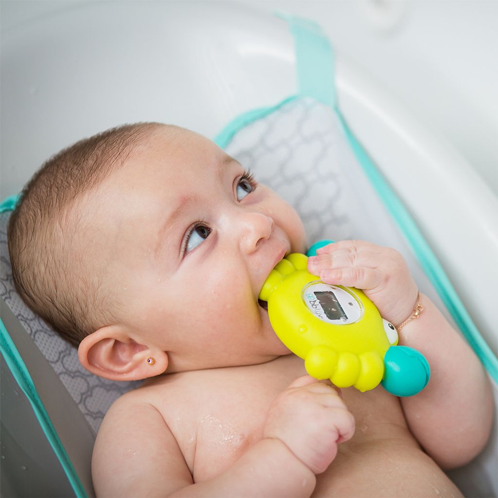 B0146_-_KRAB_-_Lifestyle_-_Baby_putting_thermometer_in_mouth_in_bathtub