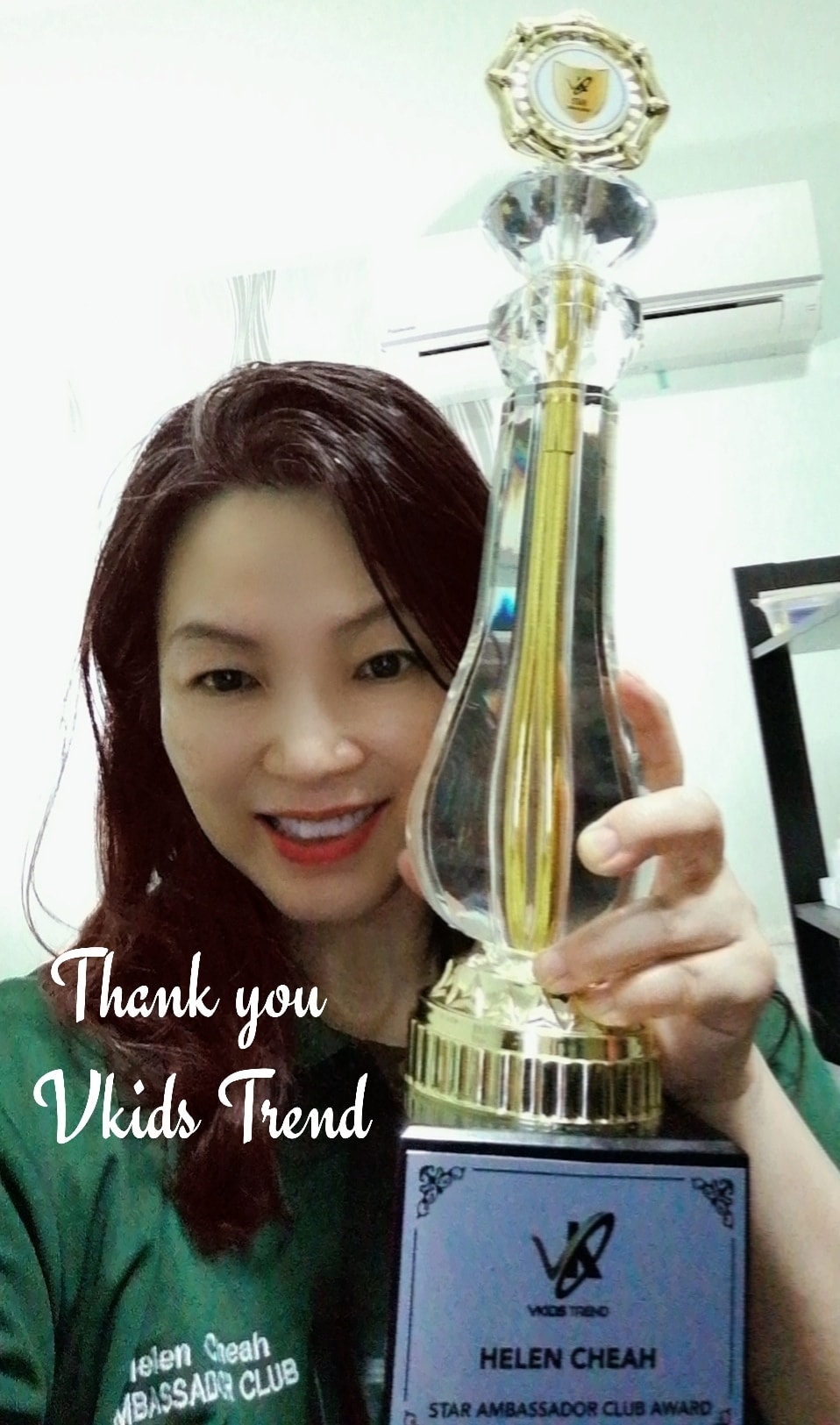 Helen Cheah Achieving Her Star Ambassador Award from Vkids Trend 