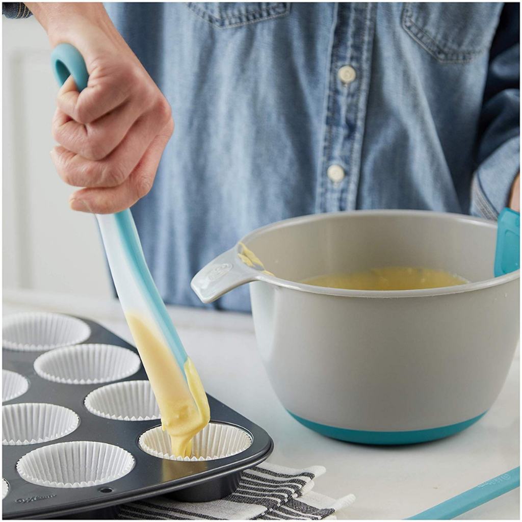 wilton squeeze and pour spatula 4.png