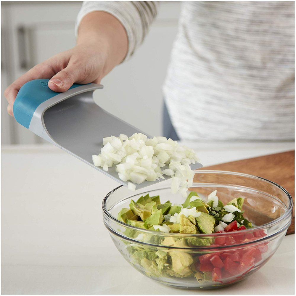 wilton Scoop and Chop Baker's Blade 5.png