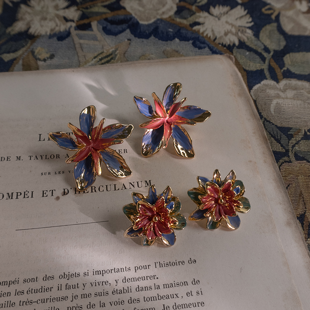 royal-blue-lily-vintage-earrings