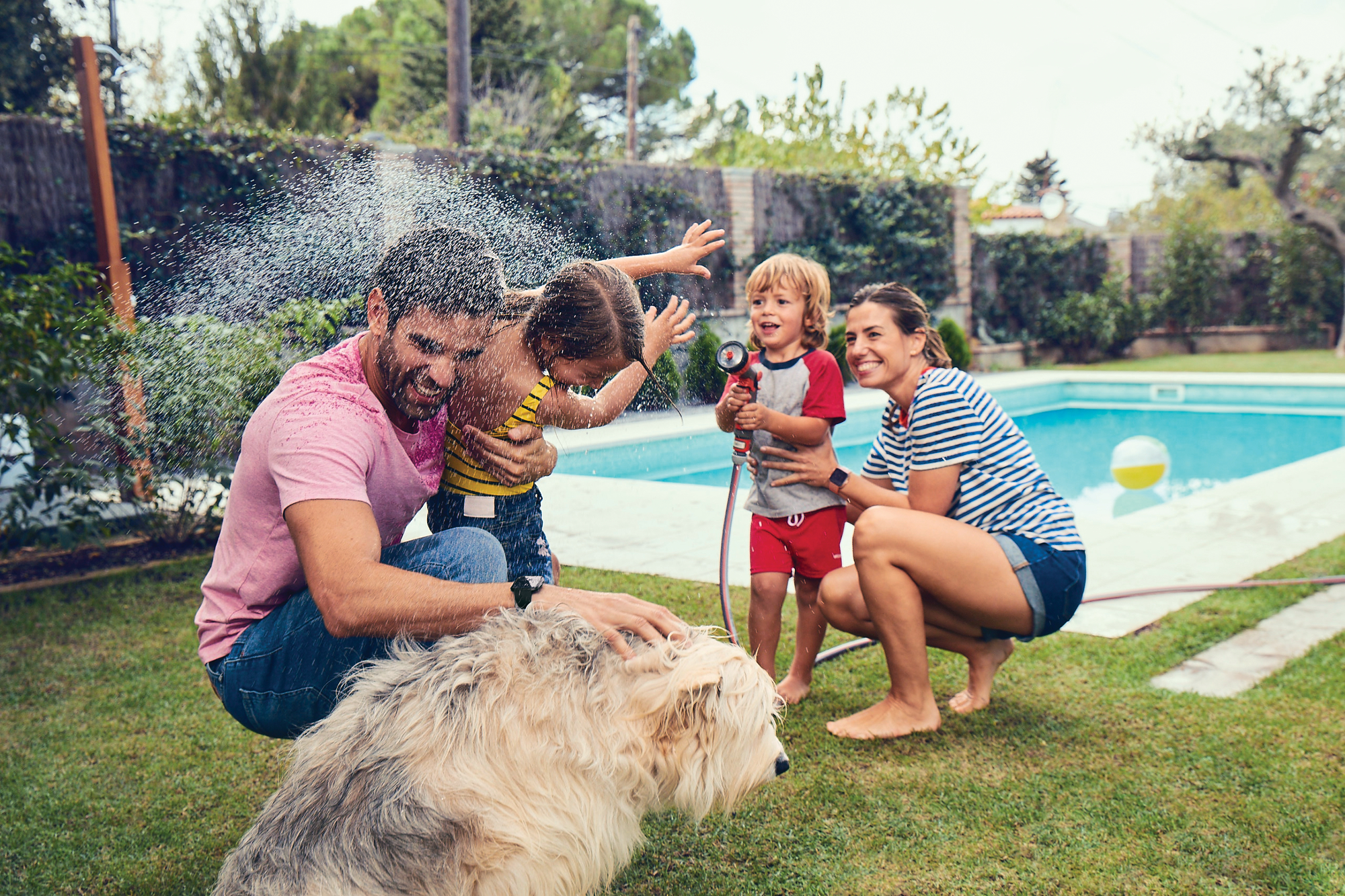 Fitbit_Versa_Lifestyle_Family_Sprinkler.jpeg