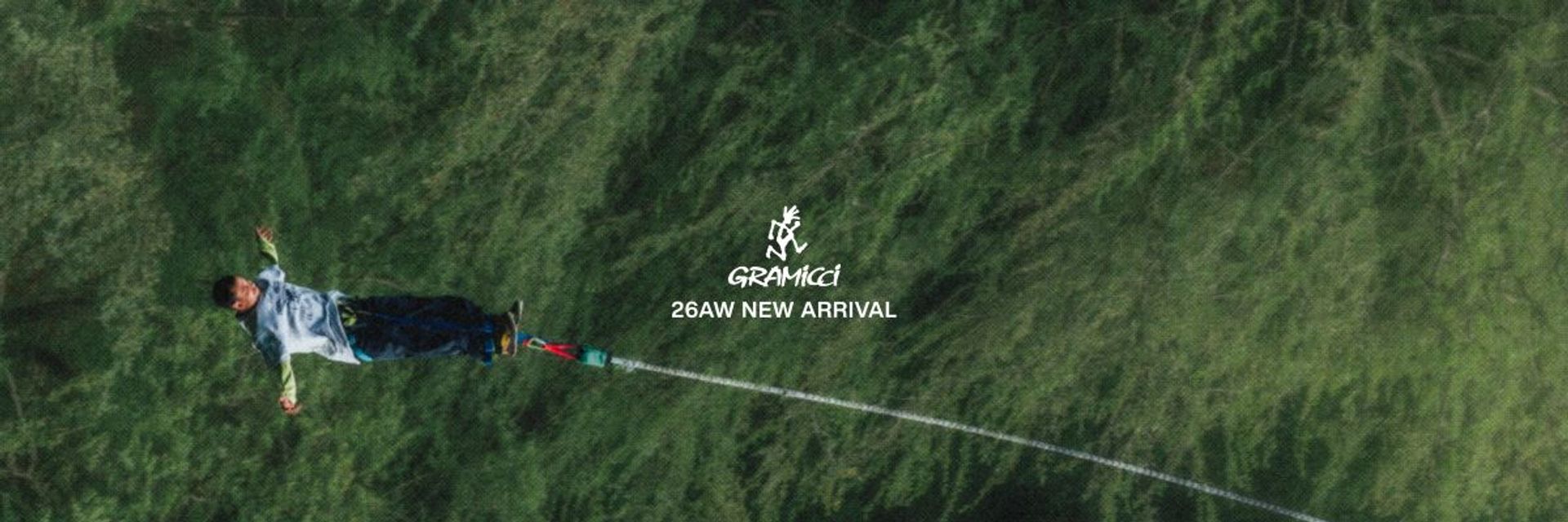 GRAMICCI 26AW NEW ARRIVAL：男士身穿品牌服飾進行高空彈跳，背景為綠色樹林