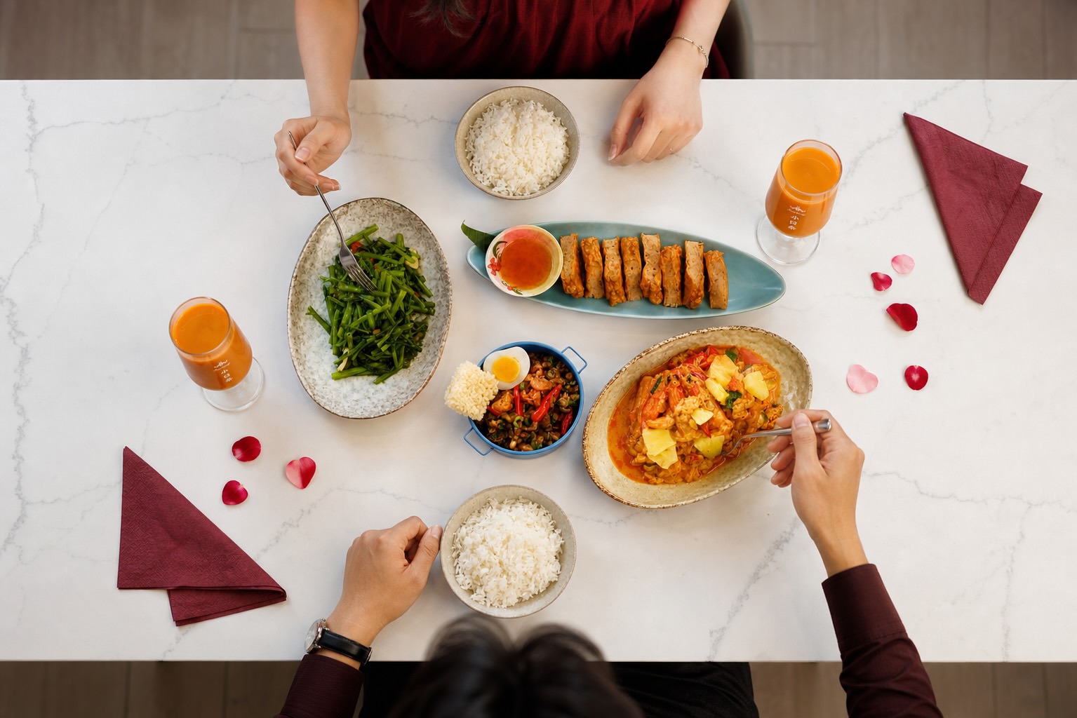兩個人分享小食泰泰式料理的七夕晚餐情境