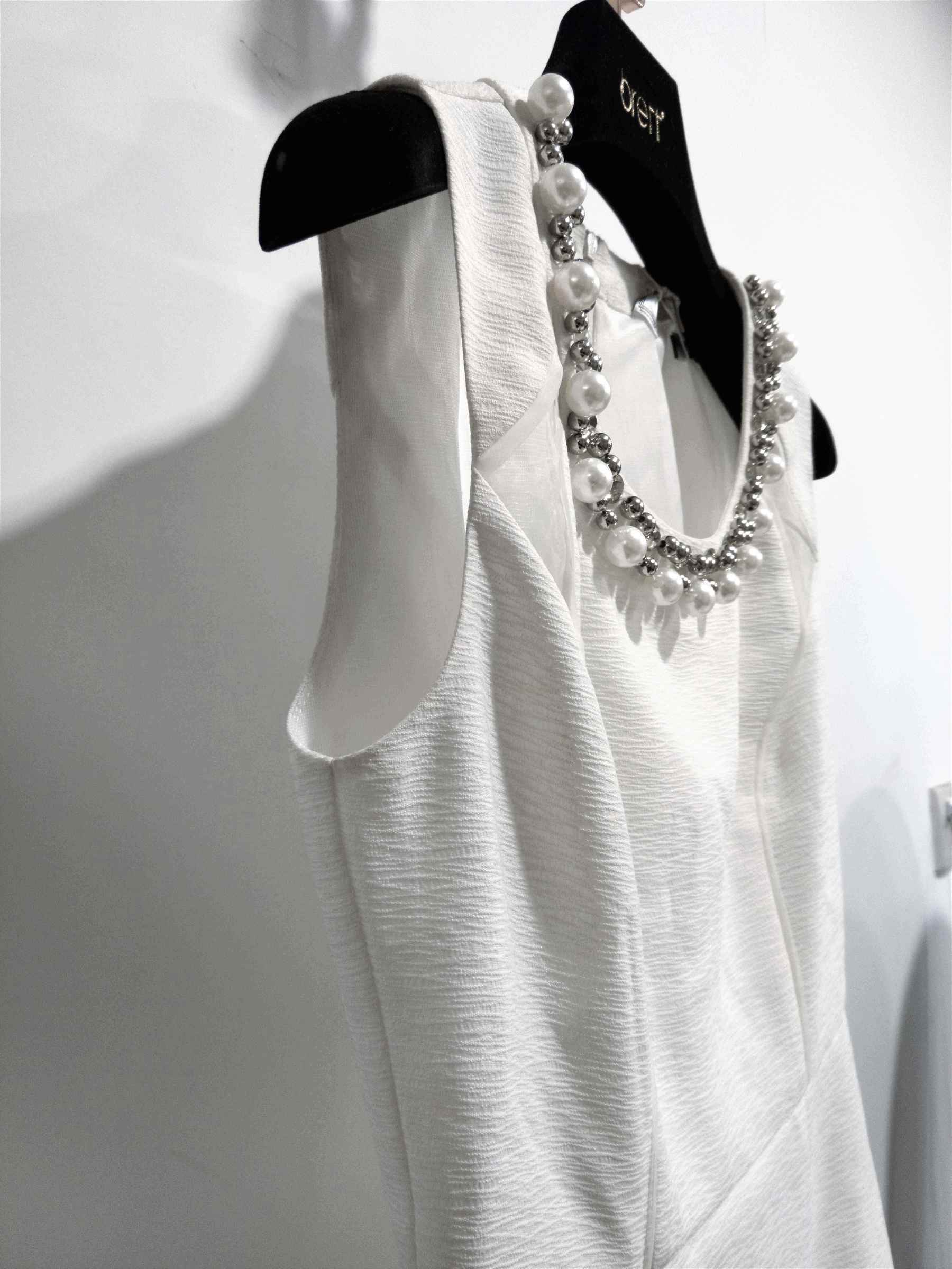 Ladies fashion Cocktail dress Design White Sleeveless Ladies Cocktail Dress with Pearls and Rhinestones Decoration (2) (Copy).jpg