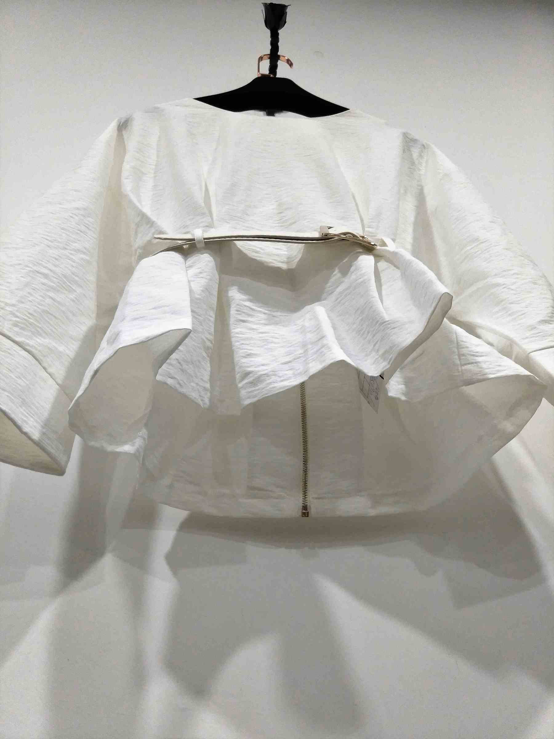 18111615-白色束腰拉鍊時尚上衣-成衣代工 (9).jpg