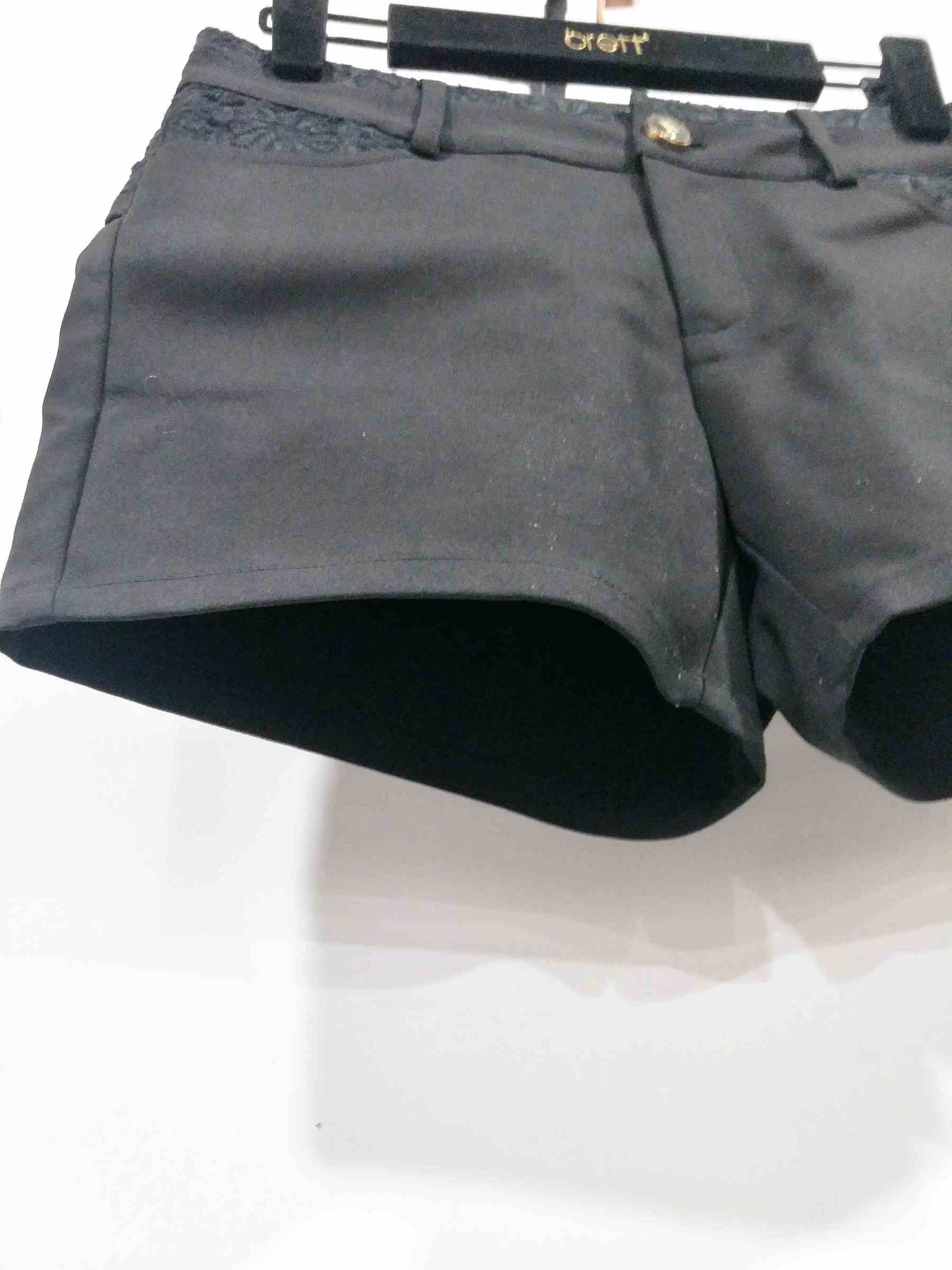 A12020A2-黑色口袋刺繡蕾絲短褲-成衣代工 (7).jpg